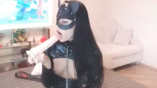 Девочка в латексе HolyPassion облизывает самотык