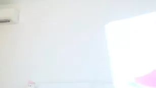 Озабоченная краля Vizaviii ласкает писю вибратором