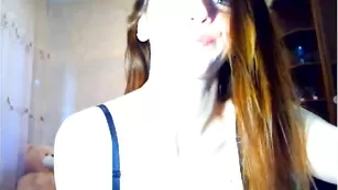 Блаженная стерва танцует хороший стриптиз