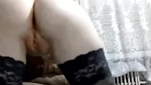 Потаскушка в чулках вертит обнаженной попой