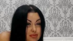 Черноволосая детка Vallery разминает сисяндры