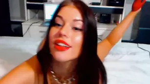 Русская шлендра SexySu4ka вертит упругой задницей