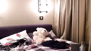 Потрясная студентка killertits возбуждает шикарными формами