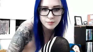 Синеволосая телка дрочит киску вибратором