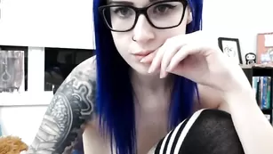 Синеволосая телка дрочит киску вибратором