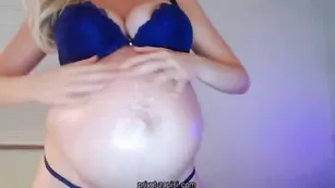 Пузатая блондинка Hannah раздевается и дрочит пизду