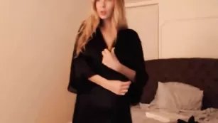 Грудастая шмарина SexySabotage облизывает сосочки