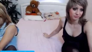 Страстные малышки PaulaANDRose ласкают бритые дырочки