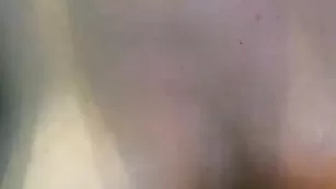 Смазливая Vetta трахает обе щелки пальчиками