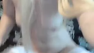 Грудастая блондинка CuteBlonde007 мастурбирует пизду
