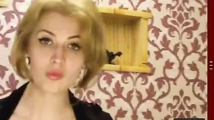 Блондинка Tianna обнажает большую попку