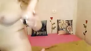 Блаженная стерва K0shechka трахает себя в привате