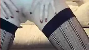 Очаровательная Sofia мастурбирует писечку