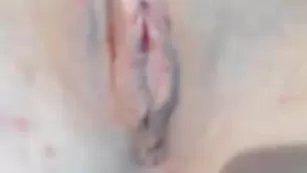 Сучка в чулках CuteBlonde007 мастурбирует пизду