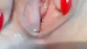 Сучка в чулках CuteBlonde007 мастурбирует пизду