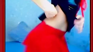 Пластичная SugarBabe трахает анал пальчиками