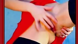 Пластичная SugarBabe трахает анал пальчиками