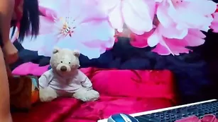 Жаркая сучка показывает красивые сиськи