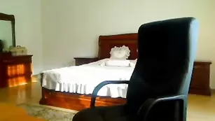 Смазливая стерва chocolate дрочит писечку