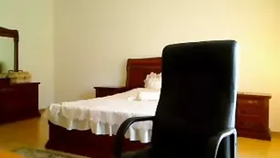 Нимфа chocolate трахает пизду в привате