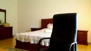 Нимфа chocolate трахает пизду в привате