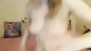 Шальная модель K0shechka трахает бритую киску