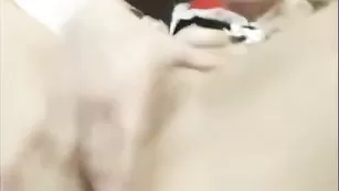 Пылкая нимфа malushka трахает оба отверстия