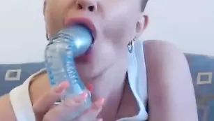 Пышногрудая мама LyalyaXX трахает бритые дырочки