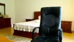 Кокетливая шлендра chocolate эротично раздевается