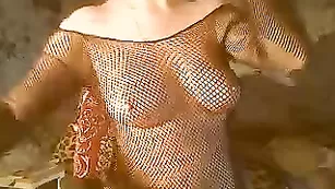 Грудастая курва в сеточке дрочит пизду