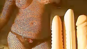 Грудастая курва в сеточке дрочит пизду