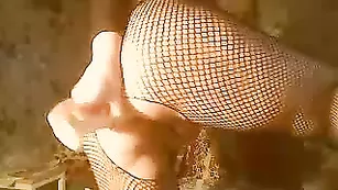 Грудастая курва в сеточке дрочит пизду