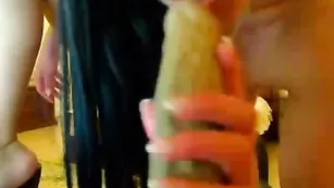 Безупречная chocolate трахает письку самотыком