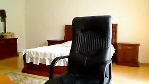 Привлекательная chocolate шалит в привате