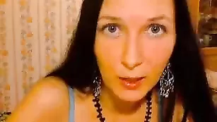 Роскошная нимфа теребит бритую пизду