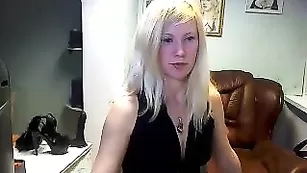 Смазливая xMilenaHotx трахает пизду фаллосом