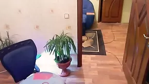 Телочка в очках раздевается до трусиков