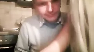 Сочная блондиночка сосет член парня