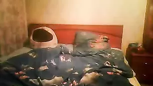 Сочная блондиночка сосет член парня