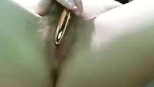 Похотливая мамка трахает небритую пизду