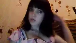 Малолетняя шалава показала сиськи