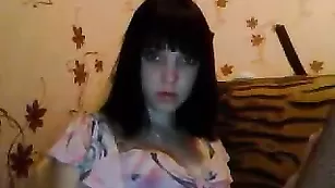 Малолетняя шалава показала сиськи