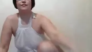 Очкастая бабка трахает пизду рукой