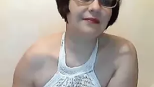 Очкастая бабка трахает пизду рукой