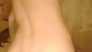 Грудастая проказница позирует обнаженная