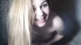 Строптивая девочка bountydoll эротично раздевается