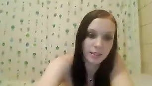 Голая малышка MilenaA трахает очко фаллосом