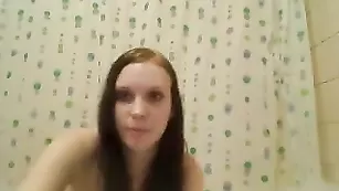 Голая малышка MilenaA трахает очко фаллосом