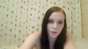 Голая малышка MilenaA трахает очко фаллосом