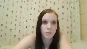 Голая малышка MilenaA трахает очко фаллосом